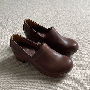 Womens leather clogs